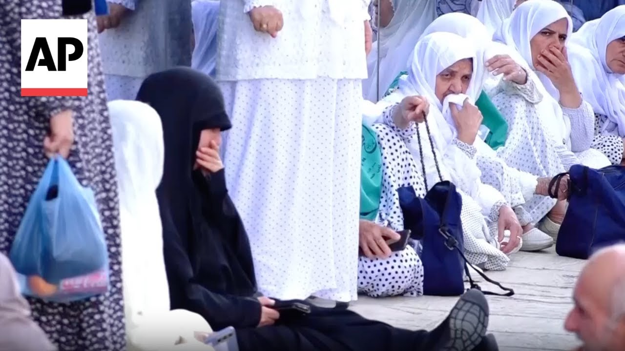 Pilgrims stranded in Saudi Arabia arrive in Iraq on their way back to Iran