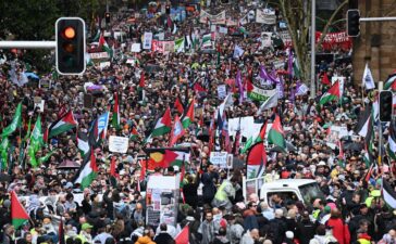 How do scientists estimate crowd sizes at public events – and why are they often disputed?